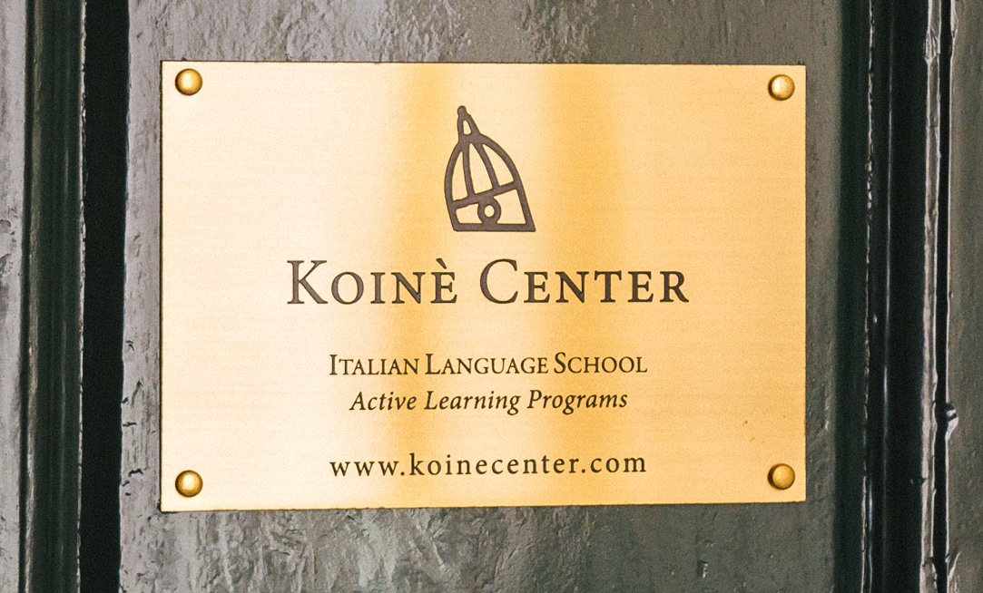 Logo von Koinè vorm Eingang