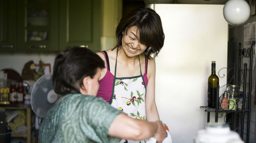 Immagine di studentessa con una mamma italiana